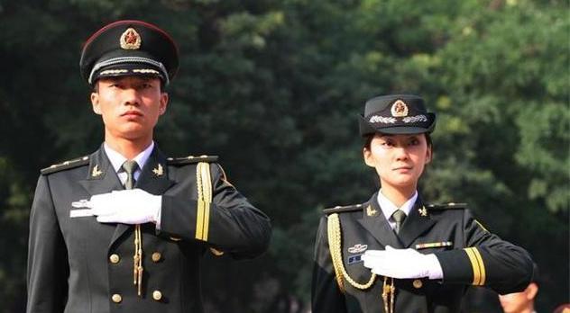 解放军的军装上总挂着一根"黄绳子",是干啥用的?很少人知道