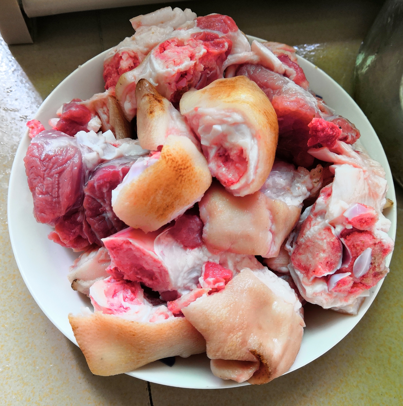 准备新鲜猪脚半只大约1000克