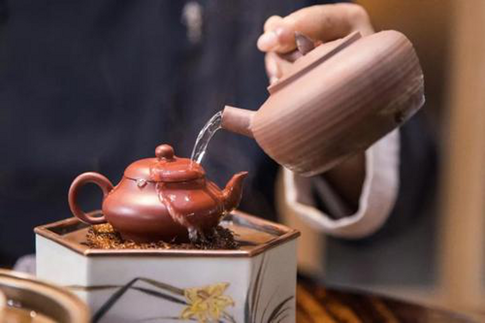 【为什么泡茶前要"温杯烫壶"——小举动有大学问!