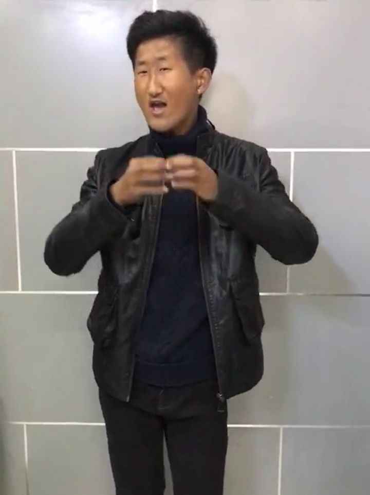 你们看,这个是抖音网红"紧凑哥"在成为网红后,为