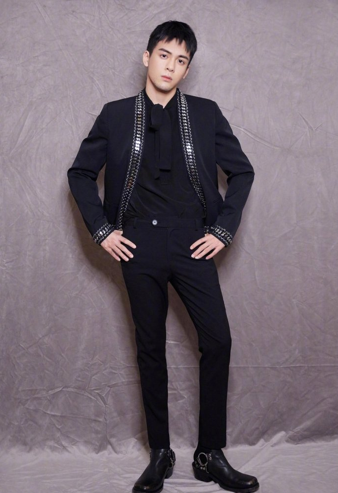 曾舜晞不再是小鲜肉?特意留胡茬显成熟,鞋子的搭配更个性满满