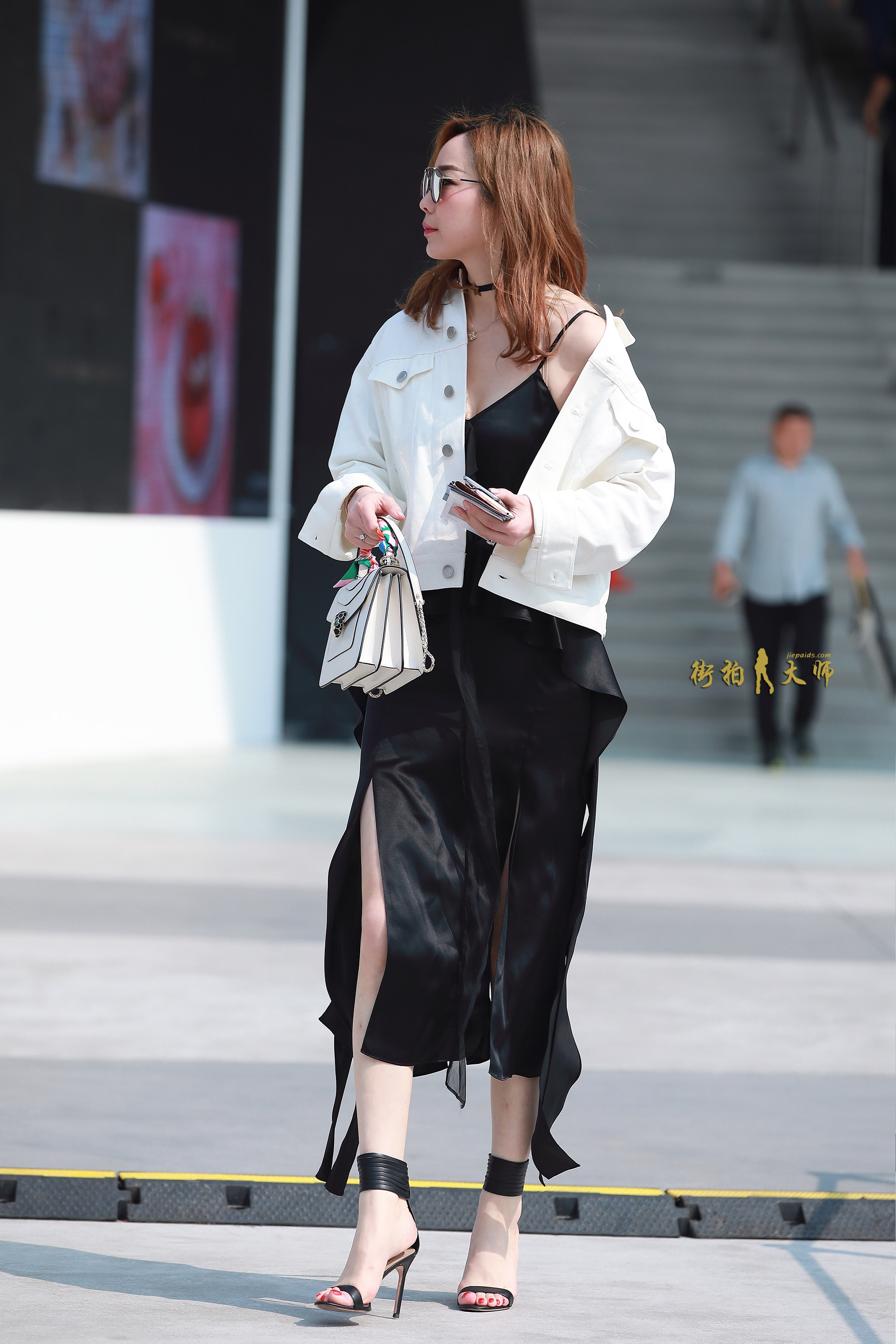 街拍:美女黑色连衣裙搭配白色外套,看起来时尚大气!
