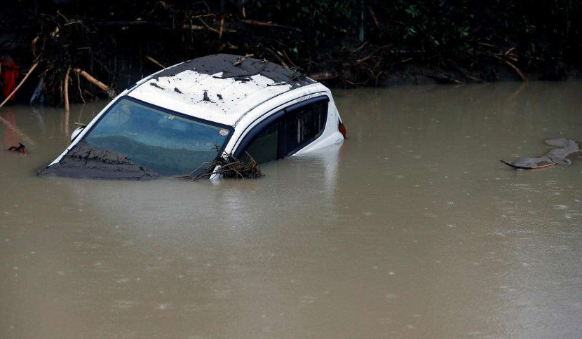 车让水泡了怎么办(汽车让水泡了汽车是不是就完了)