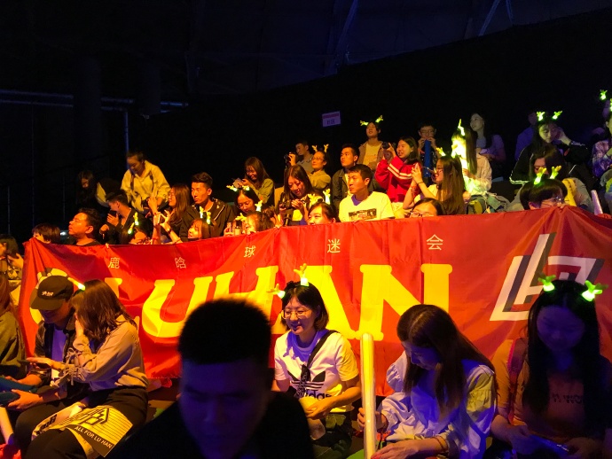 鹿晗撒娇芦苇不接电话 用应援毛巾擦汗引粉丝感动