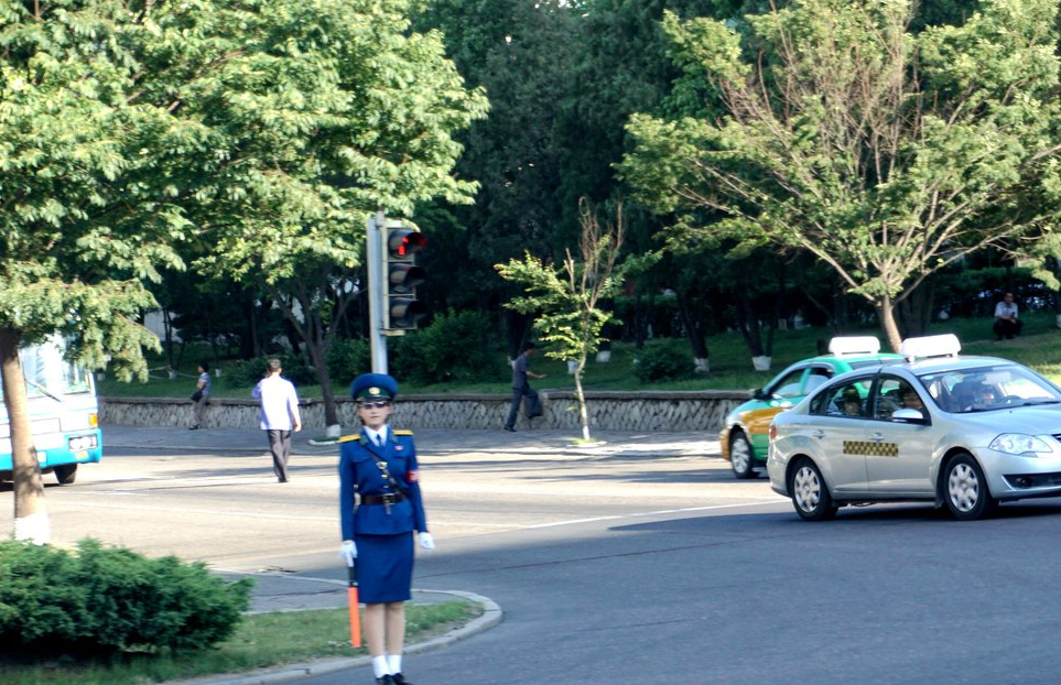 实拍朝鲜交警,女交警喜欢戴太阳镜,男交警皮肤很黑!