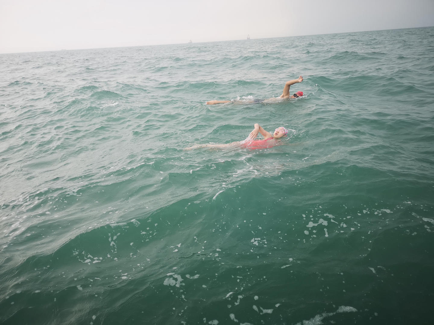 9岁女童13小时横渡琼州海峡 水母攻击海沟激流都无法阻止