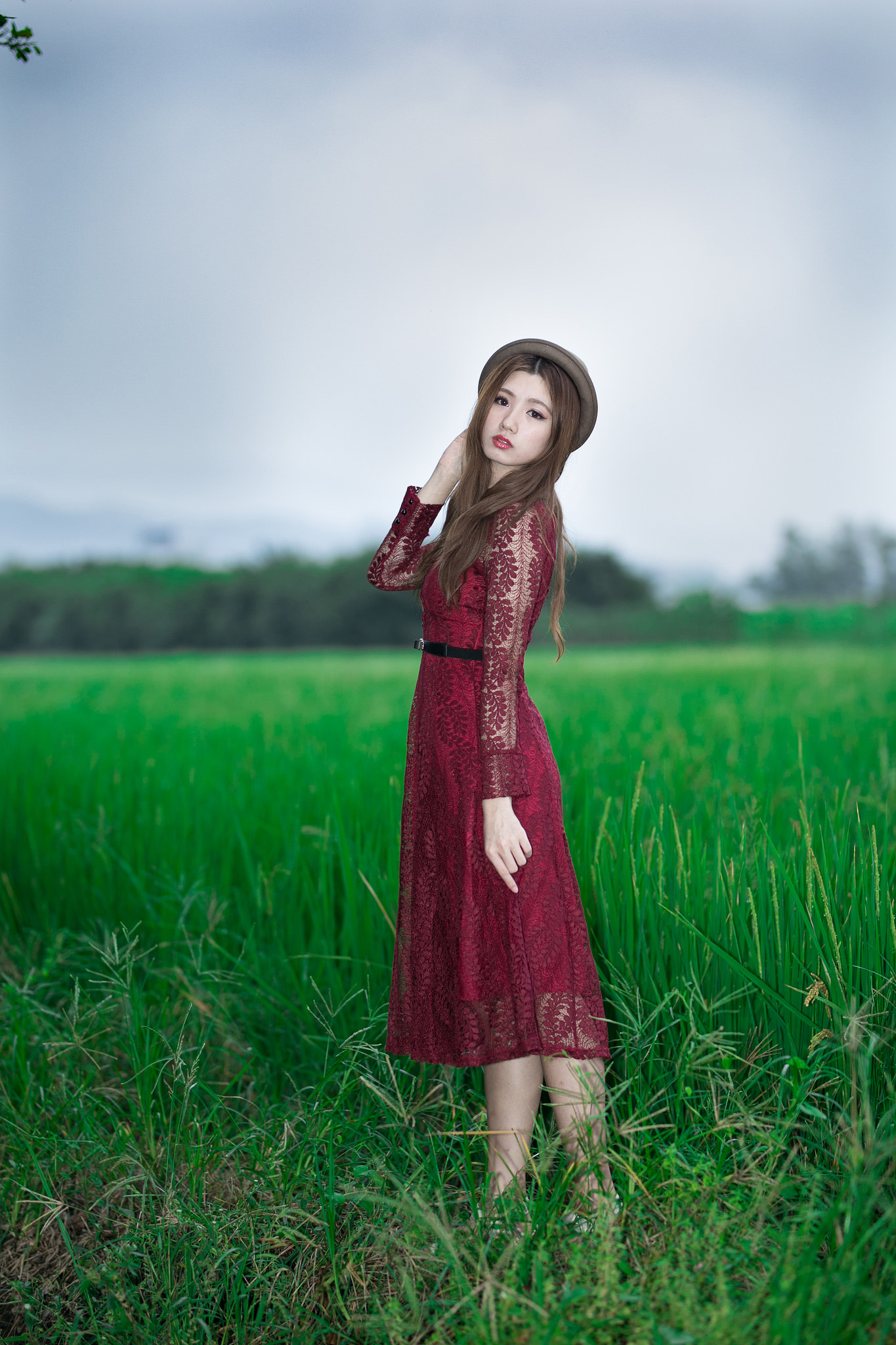 红裙美女张伦甄,稻子地里摆美姿