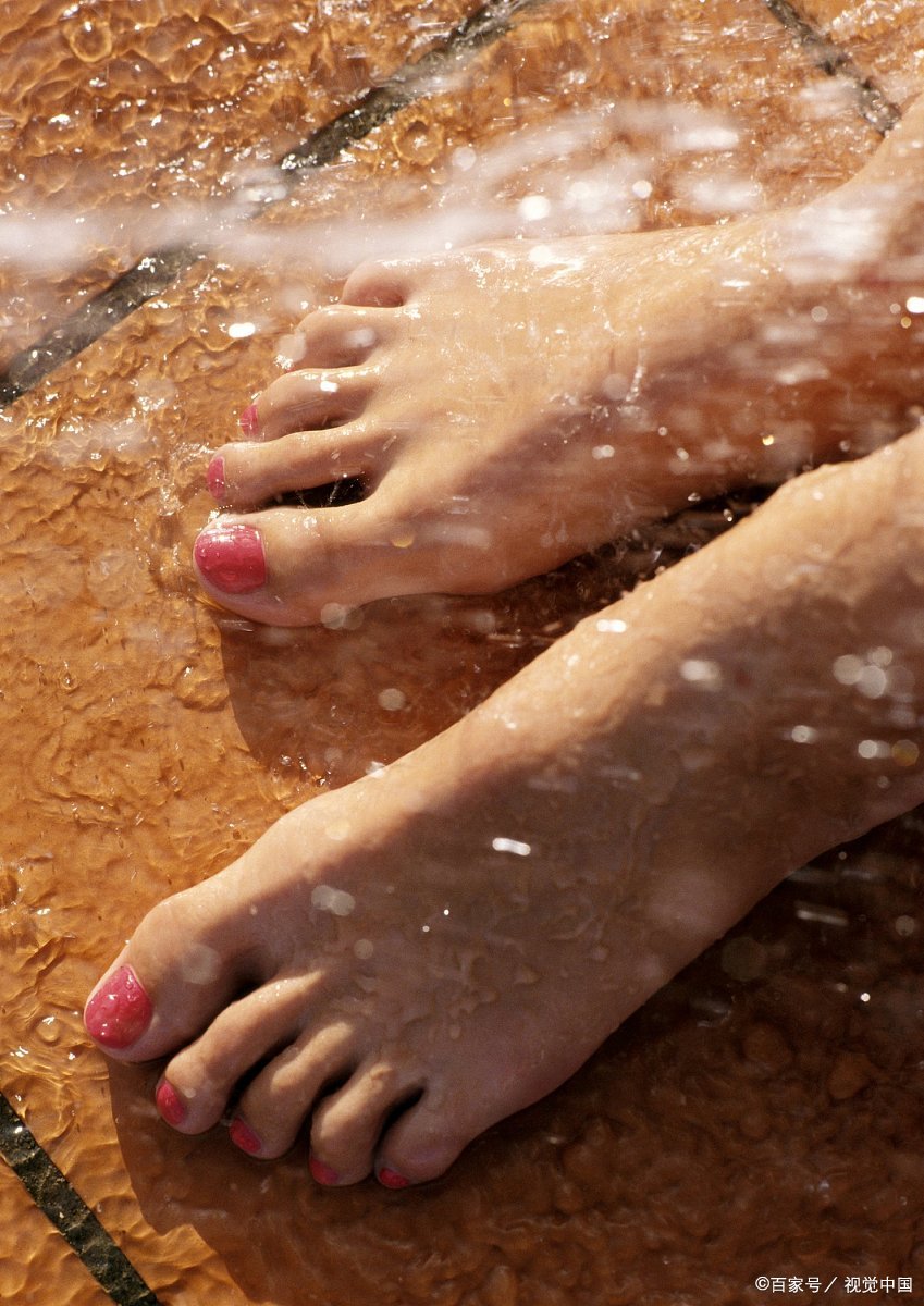 福建一女子洗浴中心过夜,半夜被小伙舔脚趾,小伙:我有这个癖好