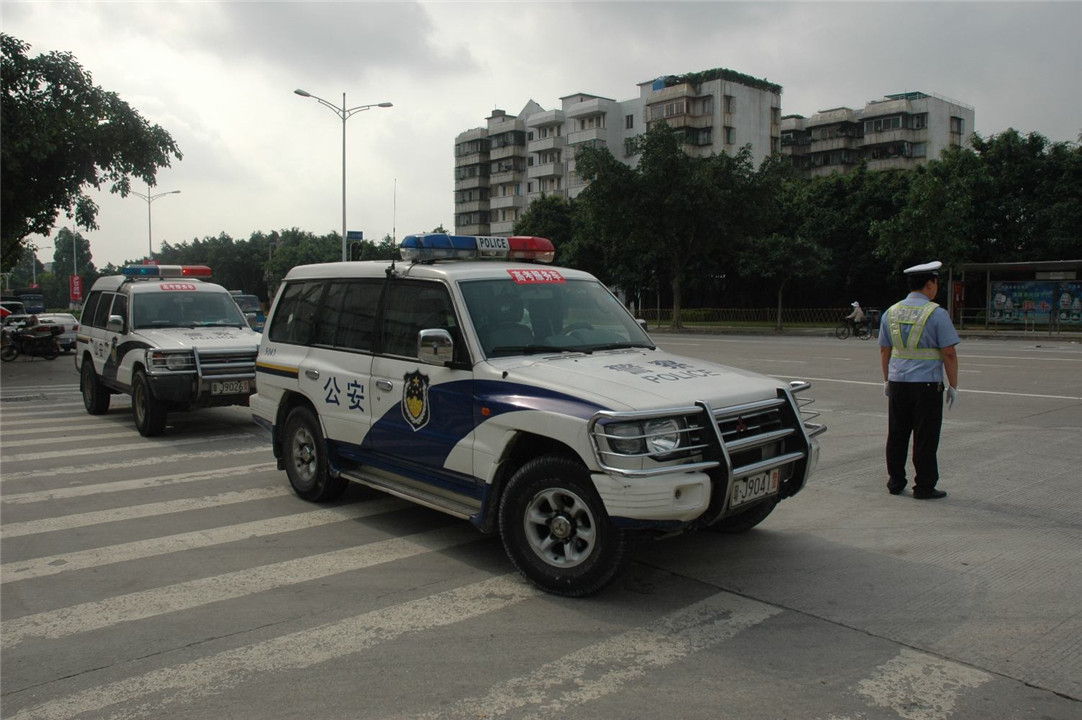 警察去抓犯人,警車為什麼要拉響警報?答案可能和你想的有差別