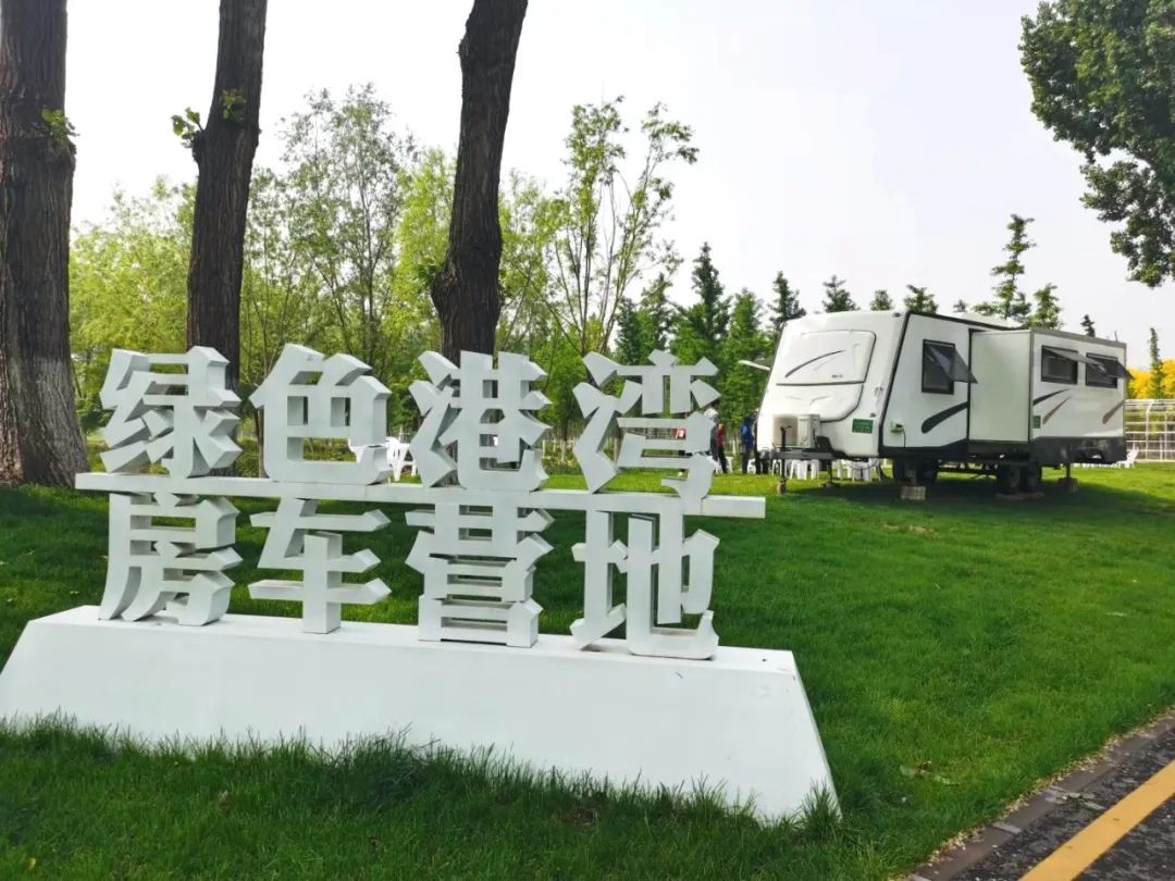 绿色港湾美如画,诗友纷纷来作诗