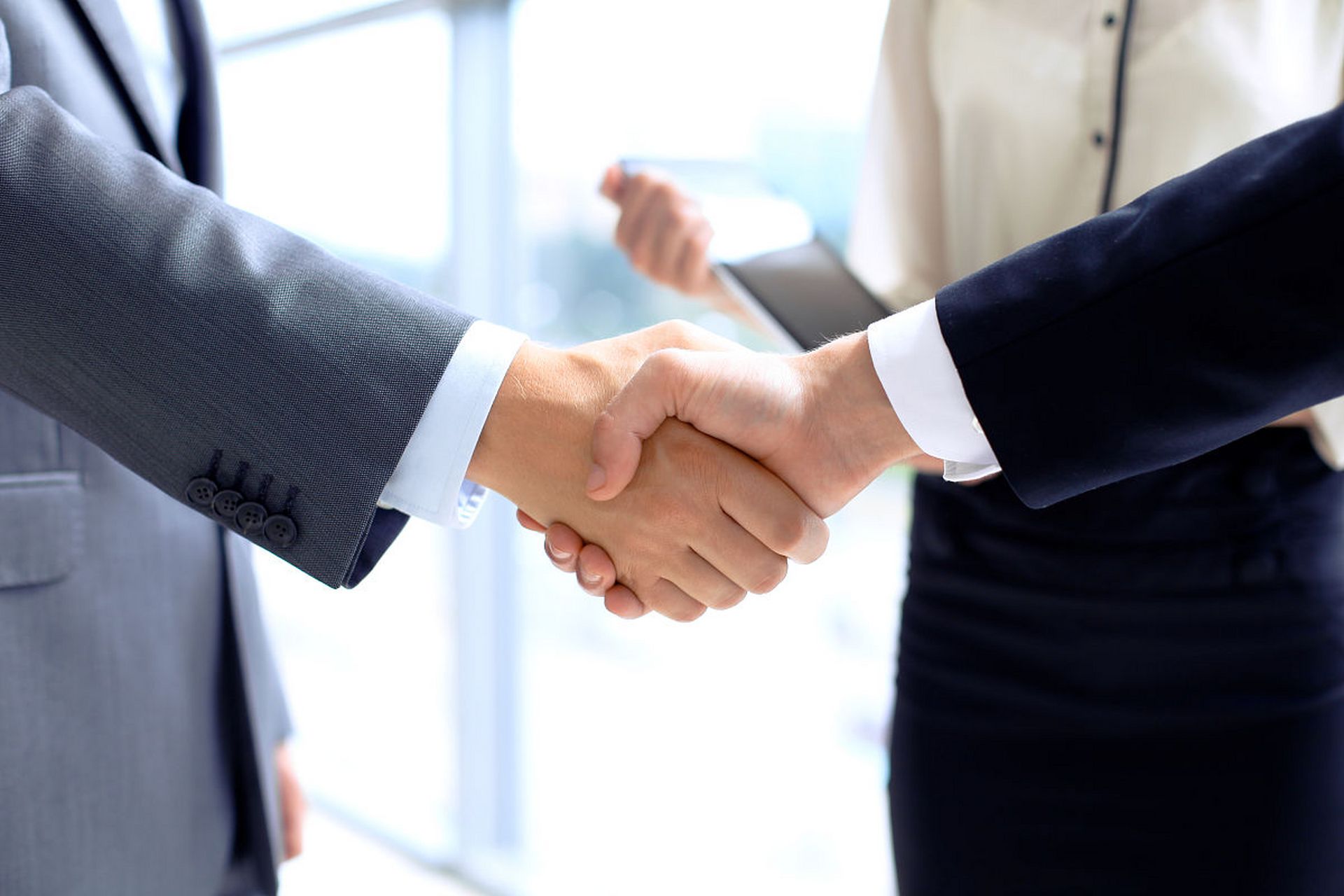 职场中如何握手?