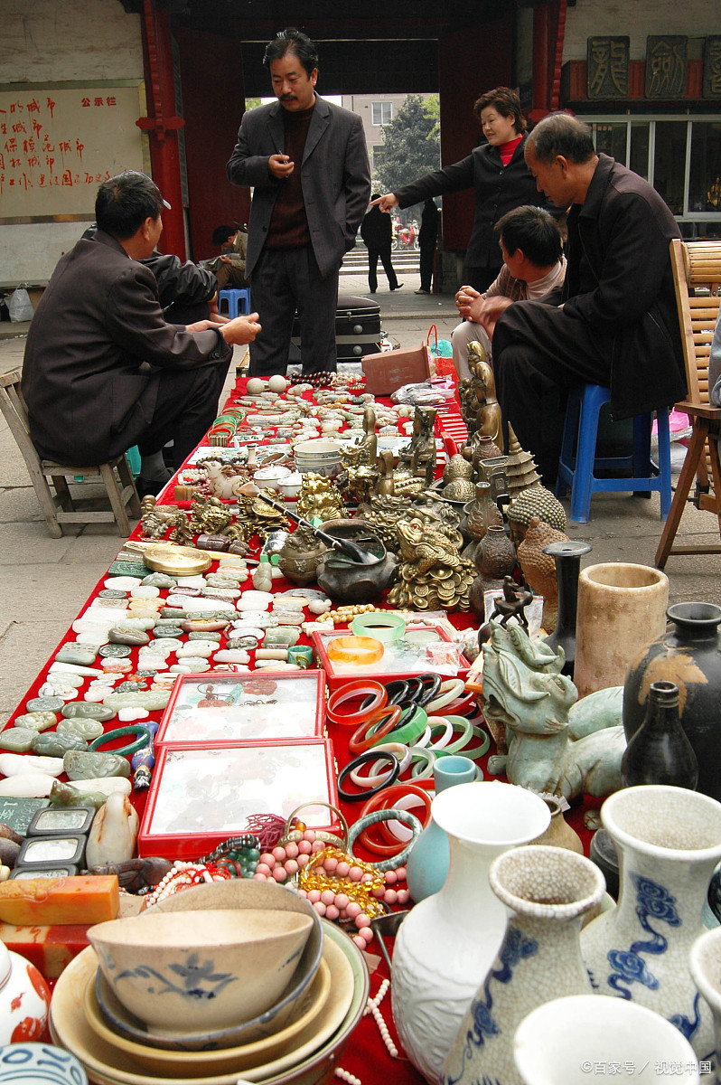 古玩市场假货很多,为什么很多人都愿意去,因为能捡漏一夜暴富