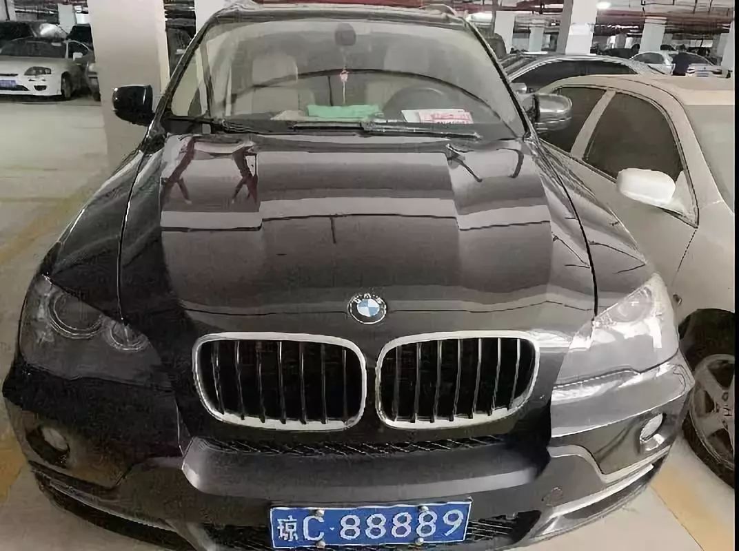 面对村支书的豪宅,民警惊呆了