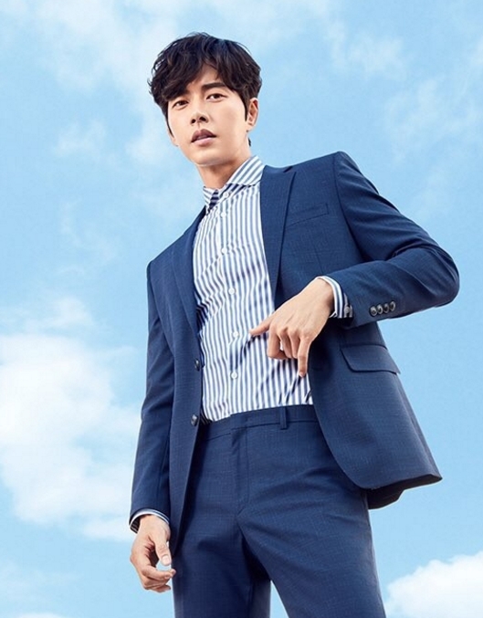 朴海镇新年写真曝光 穿西装利落型格