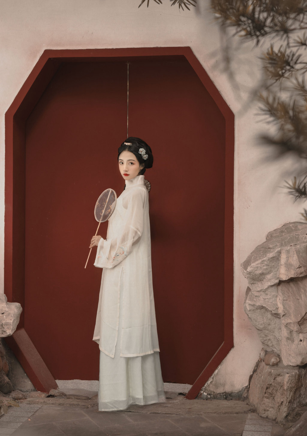 汉服古风:髻子伤春慵更梳,晚风庭院落梅初