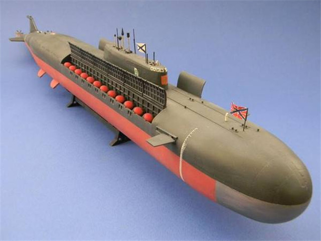 美军恨死这家伙,造核潜艇模型摆超市卖,结果中国买回搞出核潜艇