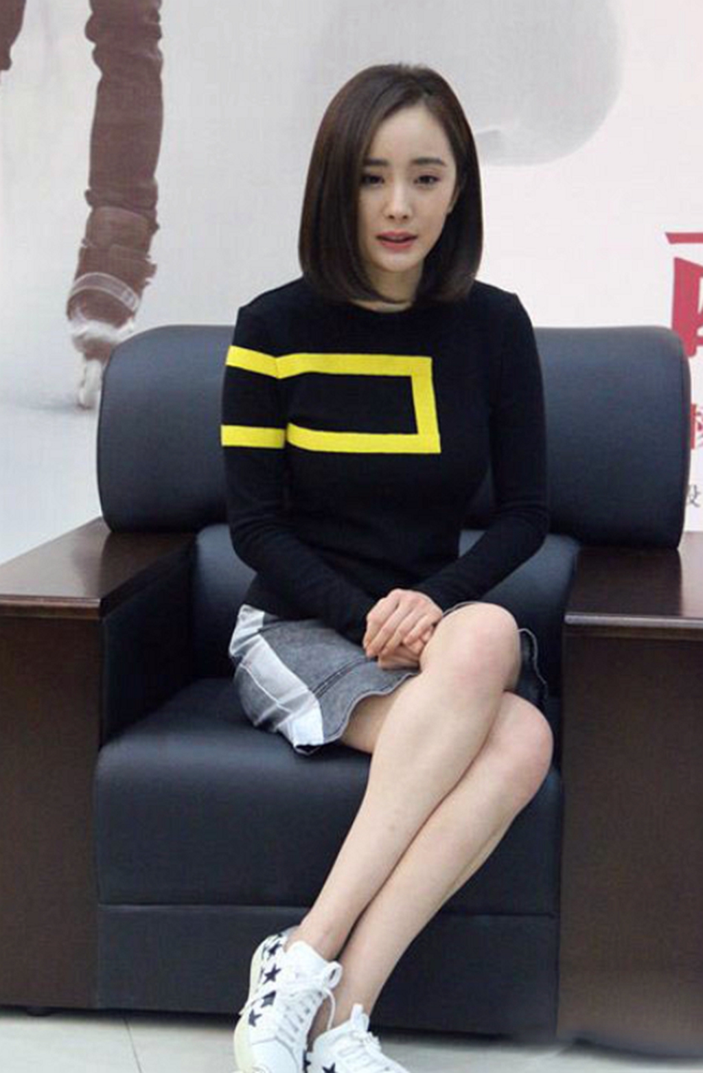 杨幂短裙短到大腿根,坐下时尴尬了,网友:女神坐姿了解下!