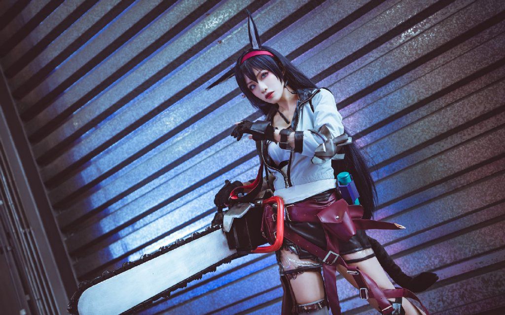 明日方舟煌cos:霸气外露,手中的机械能放下吗?