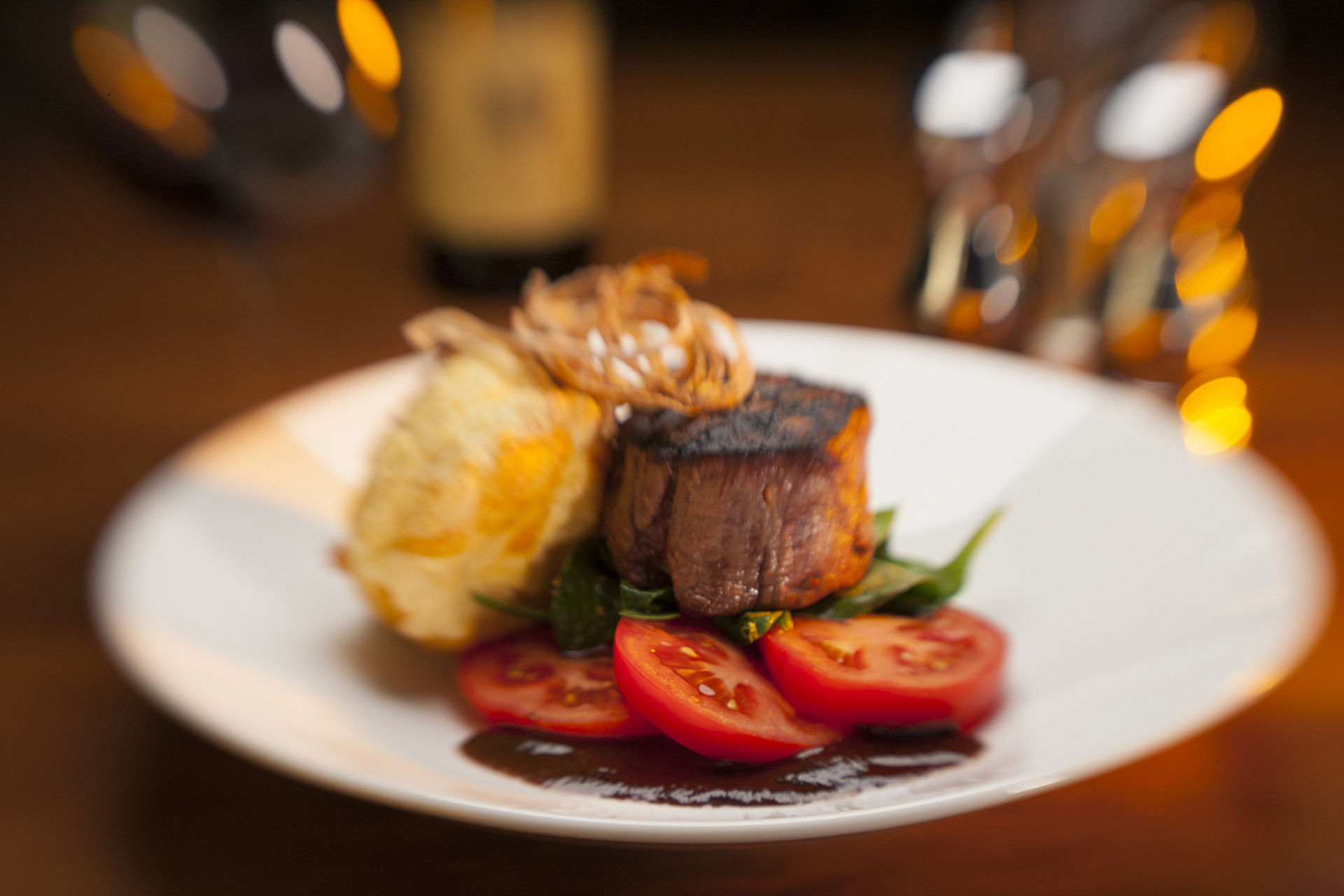 法式鹅肝是法国菜经典美食,以细腻口感和浓郁香气闻名.