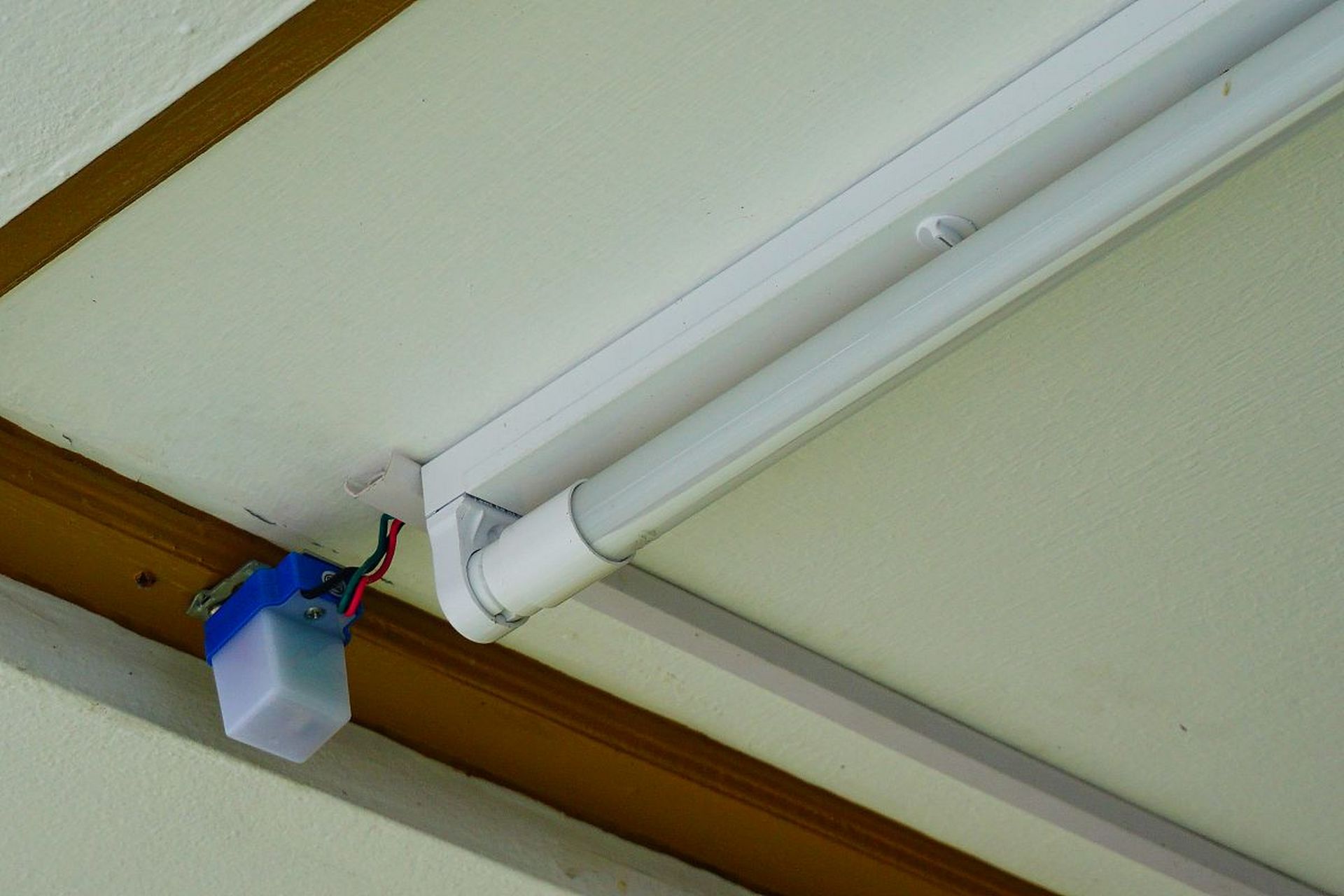 本教程将详细介绍如何将传统的日光灯管替换为节能的led灯管,帮助读者