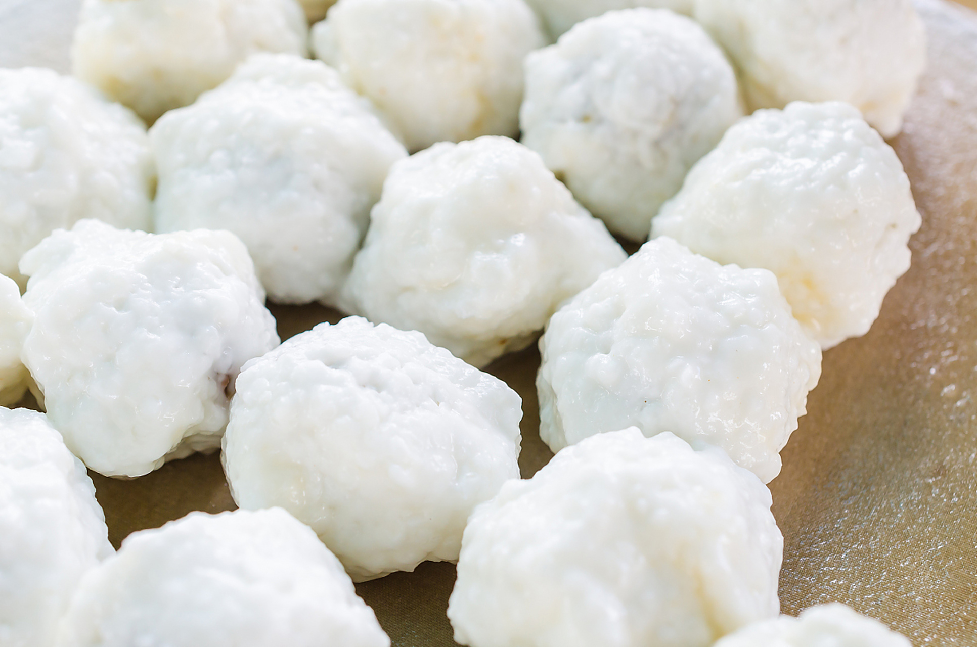 珍珠圆子是一种传统的中国小吃,它是由糯米粉和水混合而成的面团制成