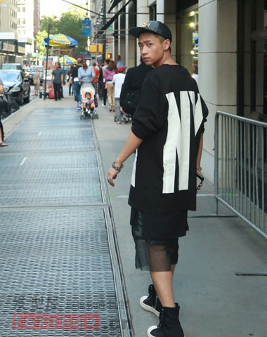 魏晨纽约街拍大片,斜庞克造型引领个性潮流,简直太帅了!