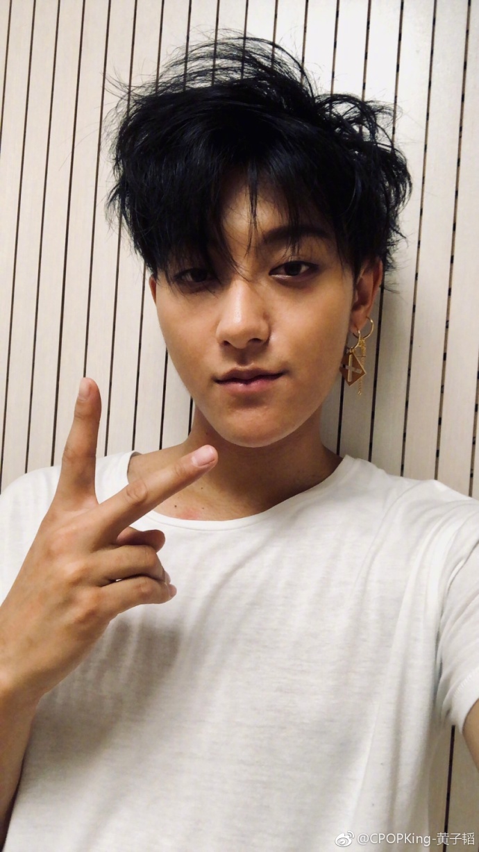 黄子韬晒4张自拍照,其中3张都是比剪刀手,莫非他也不会摆poss