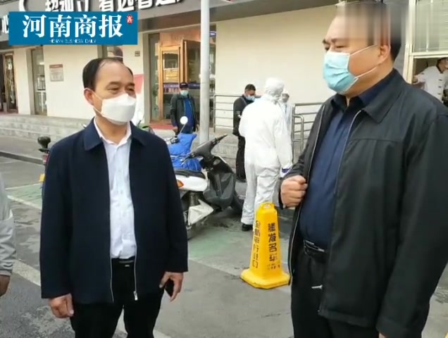 实拍郑州方中山胡辣汤恢复堂食首日,顾客一人一桌相隔一米