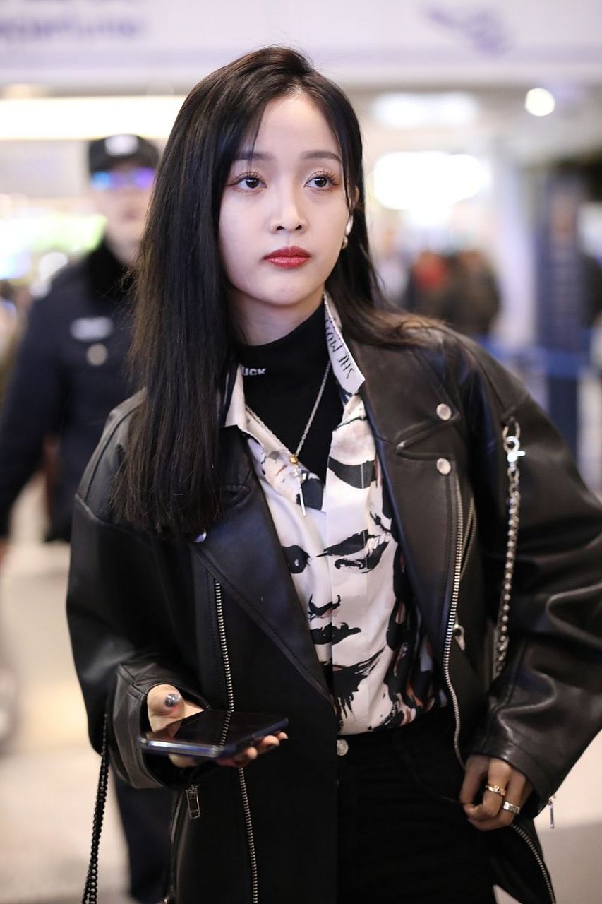 女神吴宣仪这么穿搭,黑色的小高领 白色衬衫 黑色皮衣,都是经典的黑白