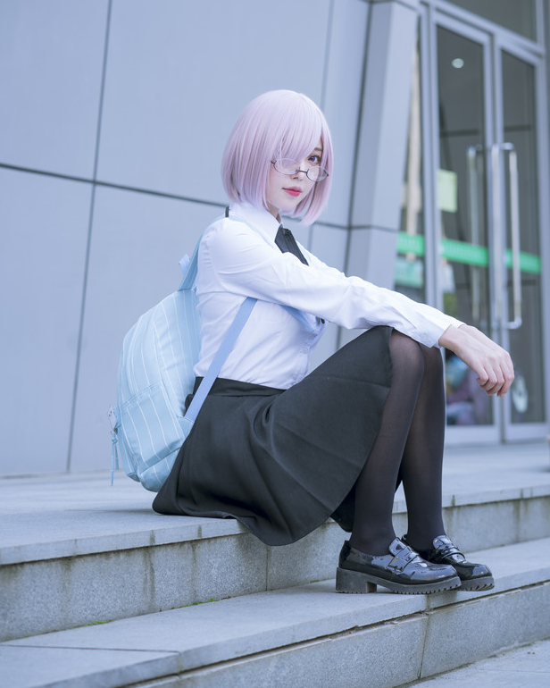 可爱的短发学妹cos,网友:黑丝美腿好漂亮