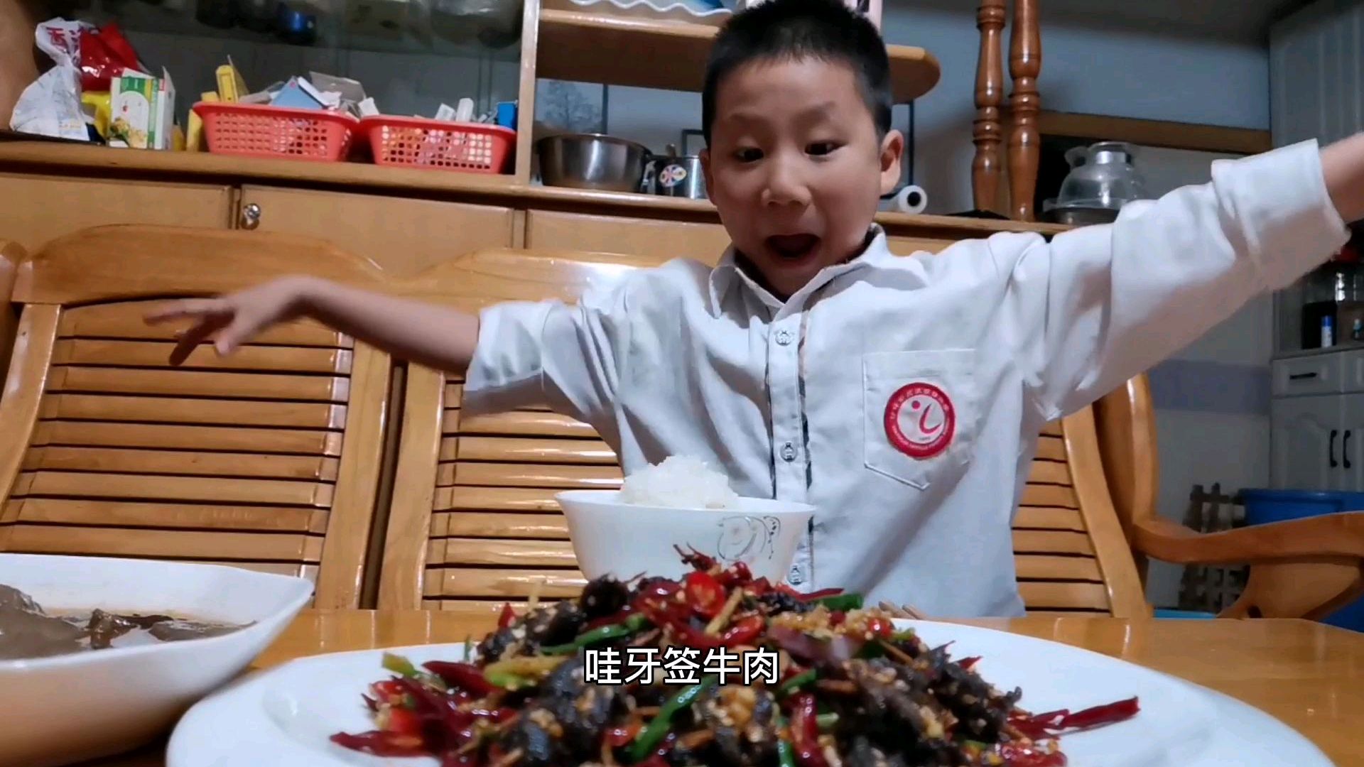一盘牙签牛肉,儿子一口气将他吃得干干净净,手指头都舔了舔