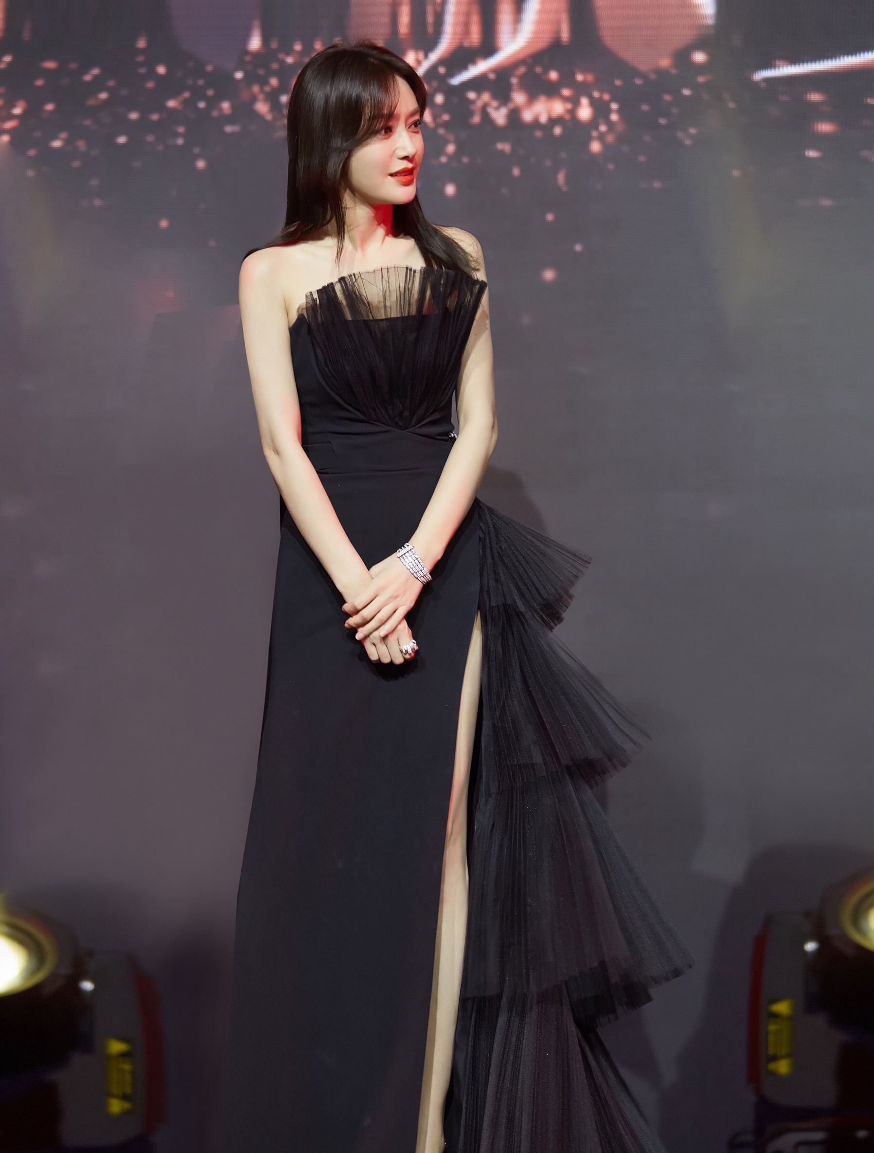 秦岚太适合八字刘海了,搭配卷发温婉动人极了,显脸小刘海就选它