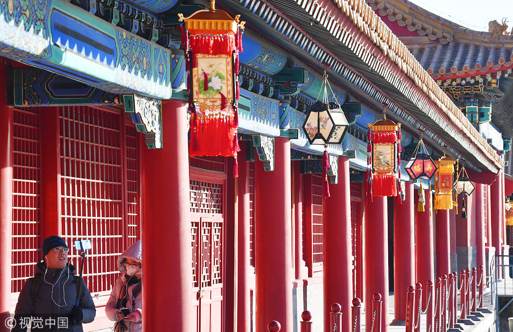 北京:故宫迎新年挂宫灯