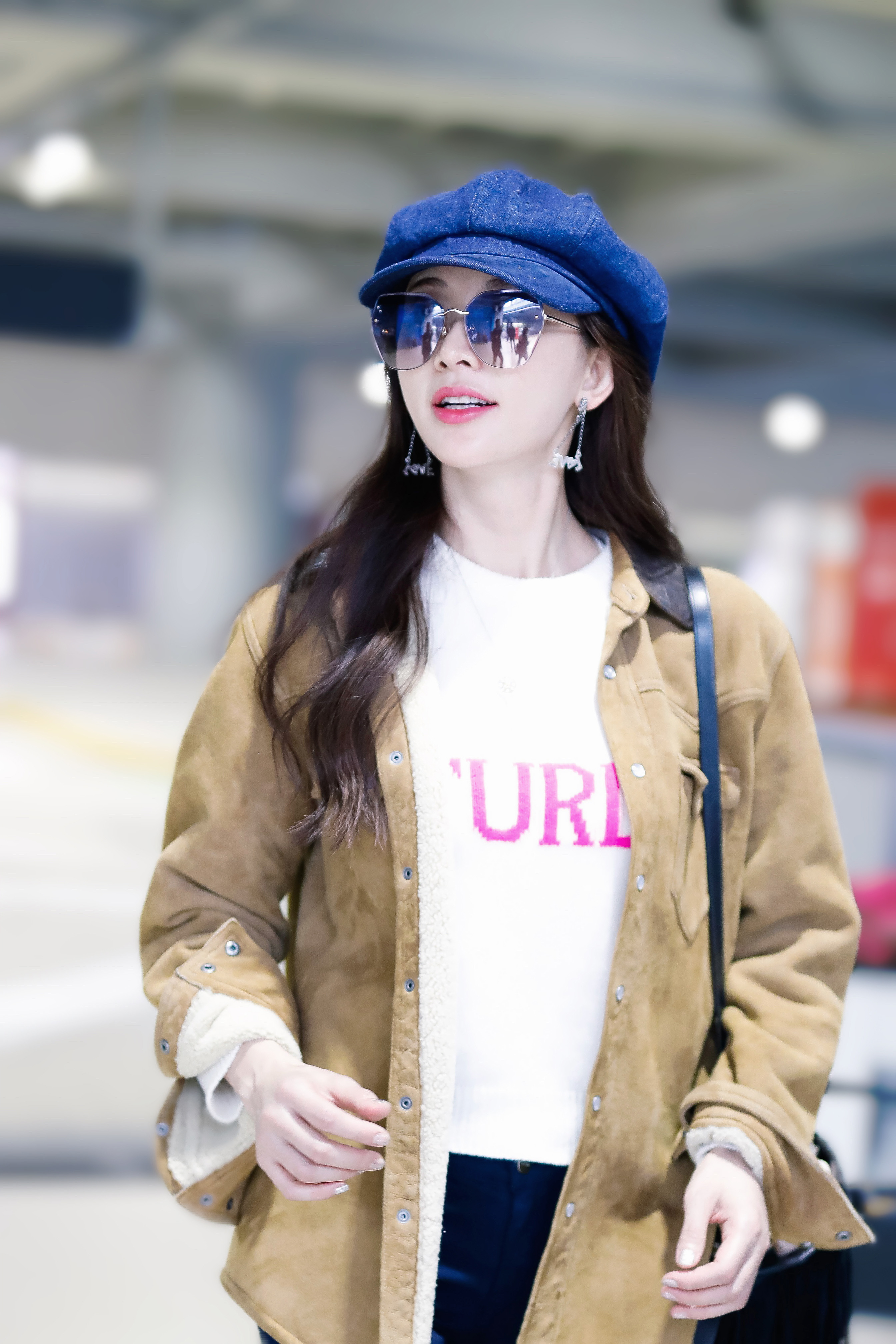 林志玲衣品上线,穿旧外套搭破洞牛仔裤走机场,气质甜美宛如25岁