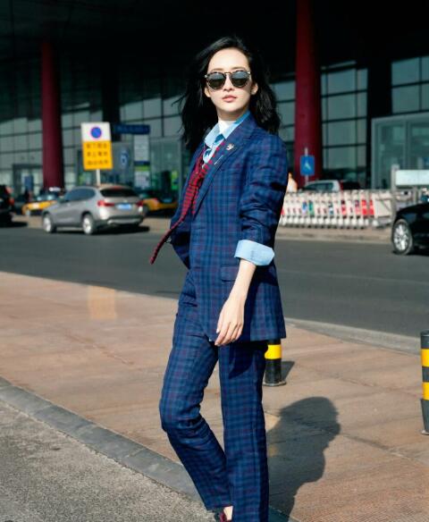 在剧组拍戏要求坐在老干部大腿上的某女星,她的团队特别会营销的,卖