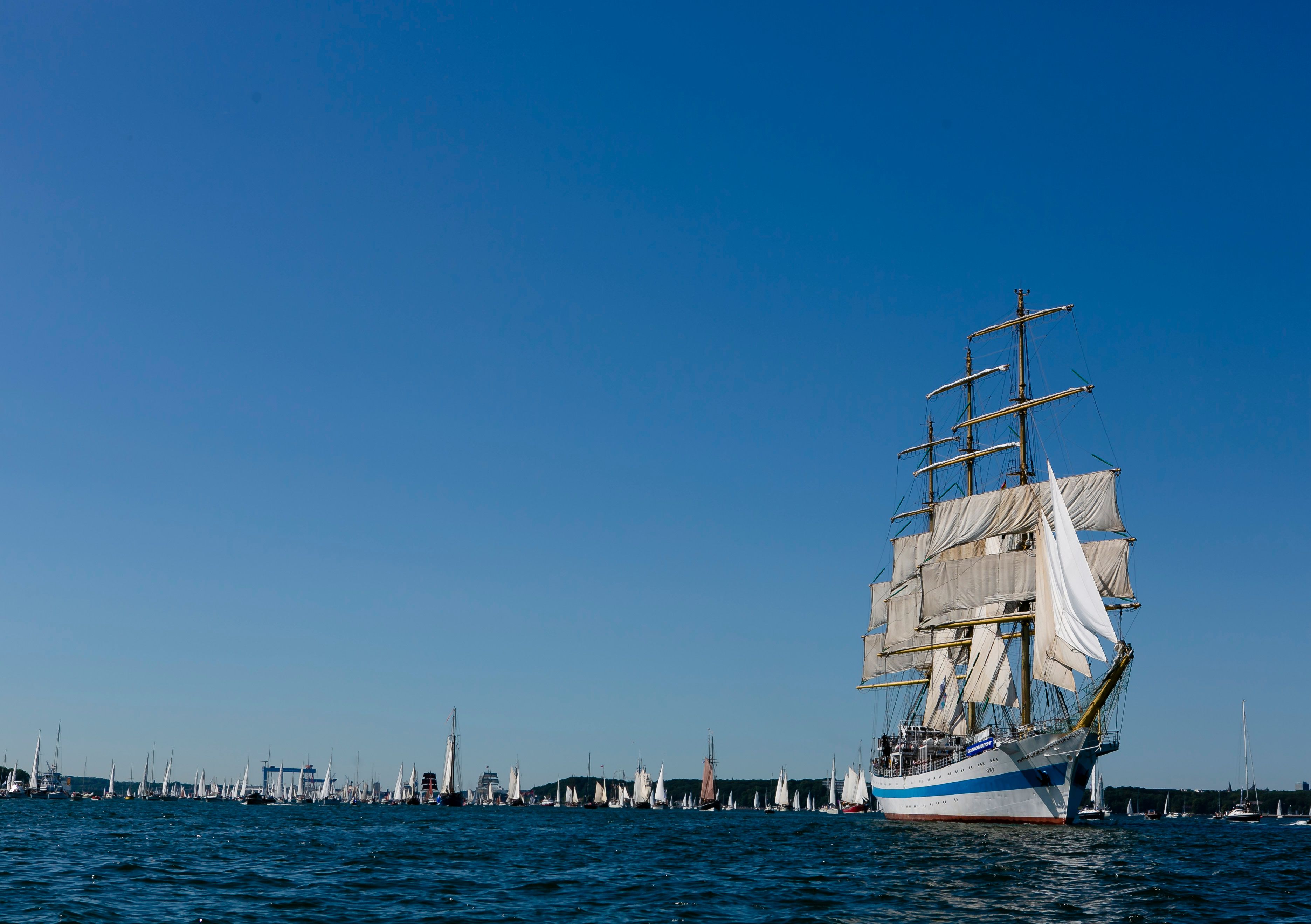 德国"基尔周"迎来高桅横帆船游行(7)