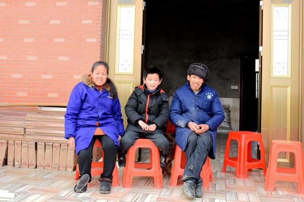 雨湖区姜畲镇:摘下贫困帽 欢喜过大年