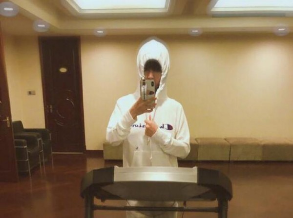 谢楠半夜透气晒照身材纤细 却被无情催回去喂奶