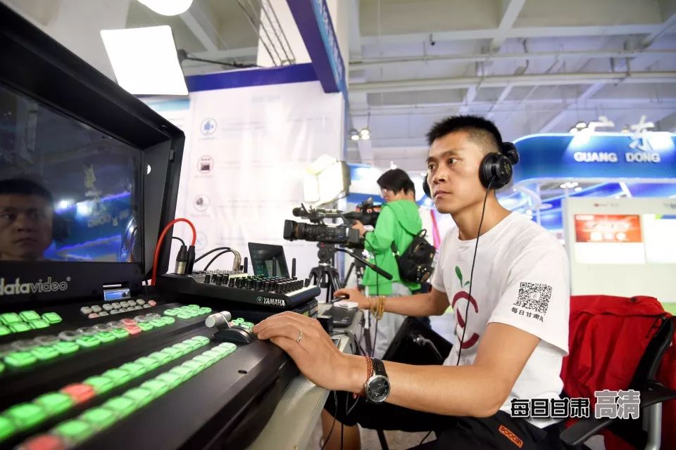 导播刘晓伟在2018兰洽会上进行直播节目导播.