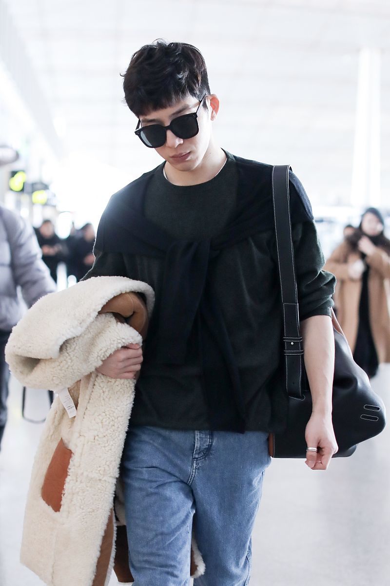 井柏然少年感爆棚重回18岁,黑衫配牛仔裤清秀又帅气