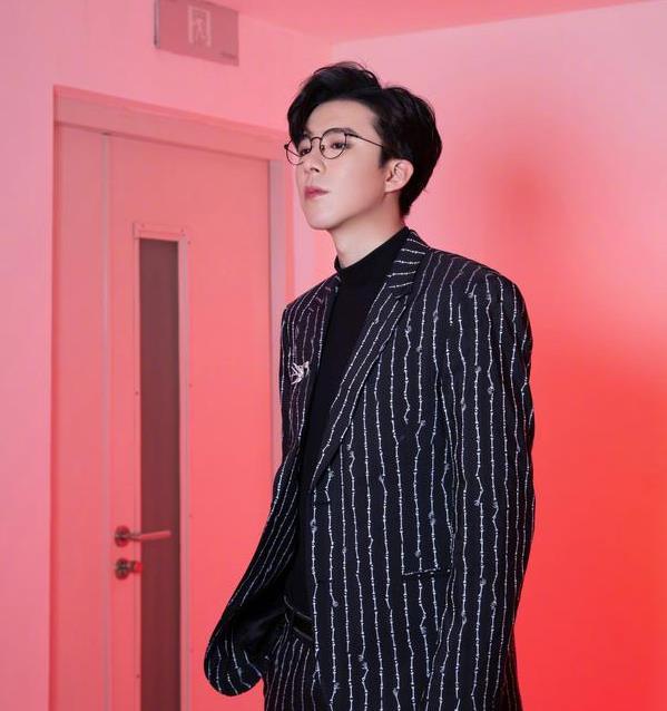 吴亦凡刘宇宁同款搭配条纹西装,腿长就是任性!