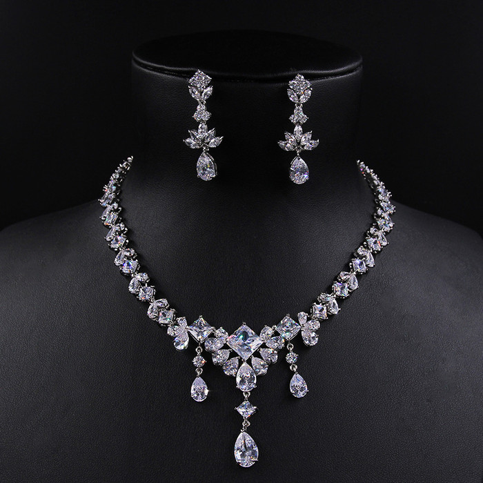 这件传奇珠宝王冠,在婚礼时突然断裂,差点儿就制造出尴尬局面