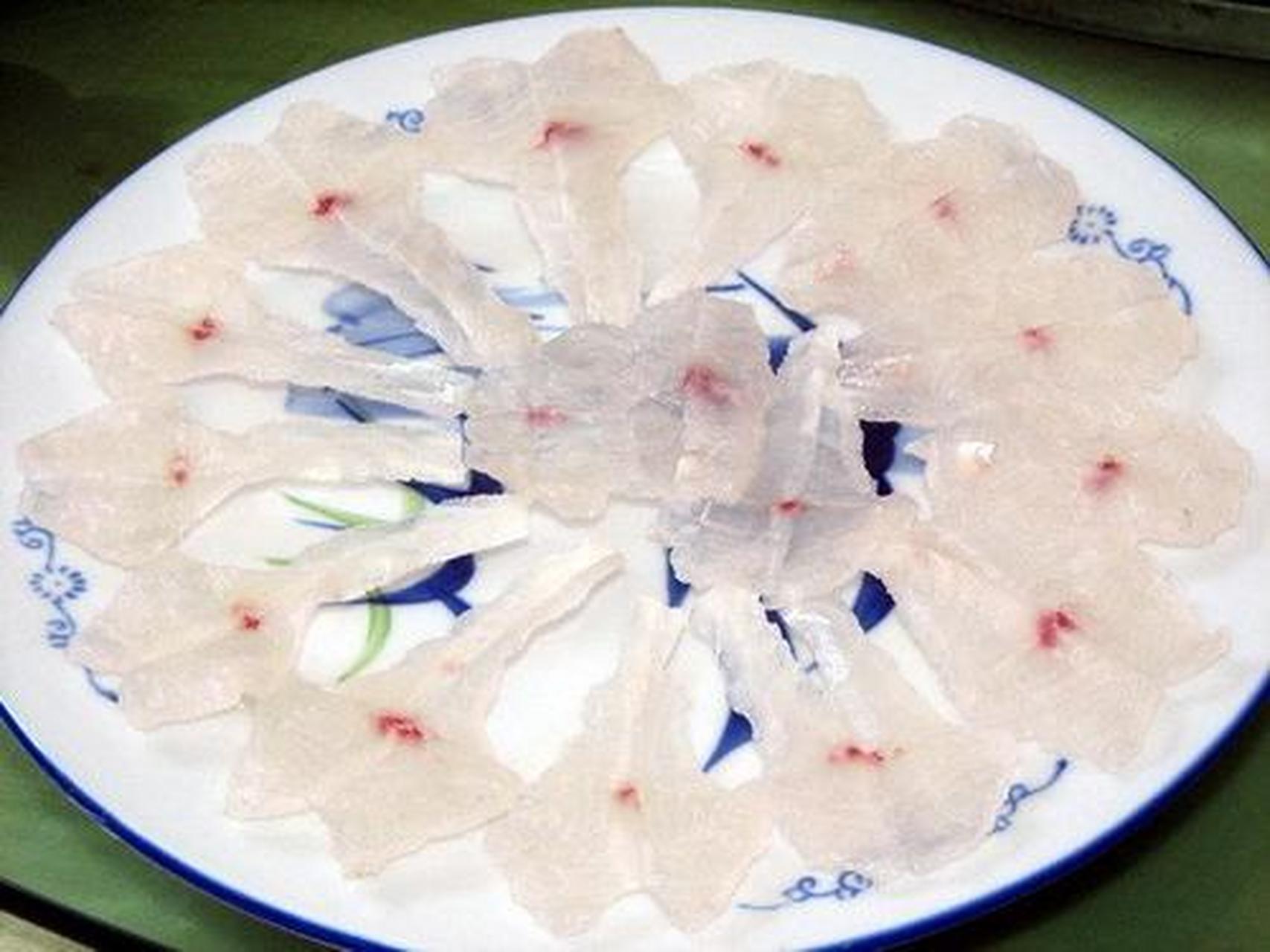 鱼生,又名生鱼脍,是宁化的传统名菜,历史悠久.