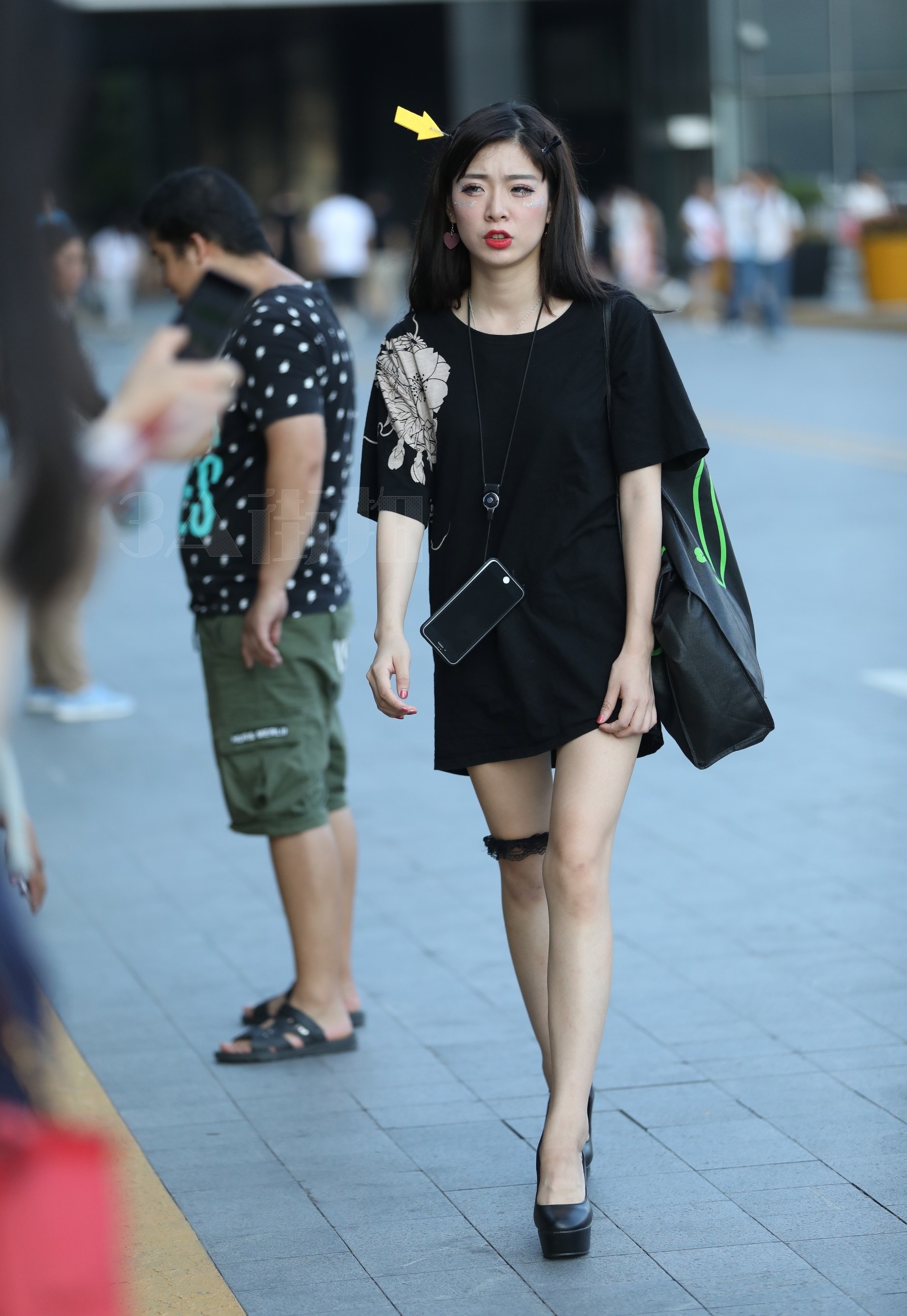 街拍:美女牛仔短裤穿搭,黑色反衬皮肤的白,短款映射长腿的美,上身的