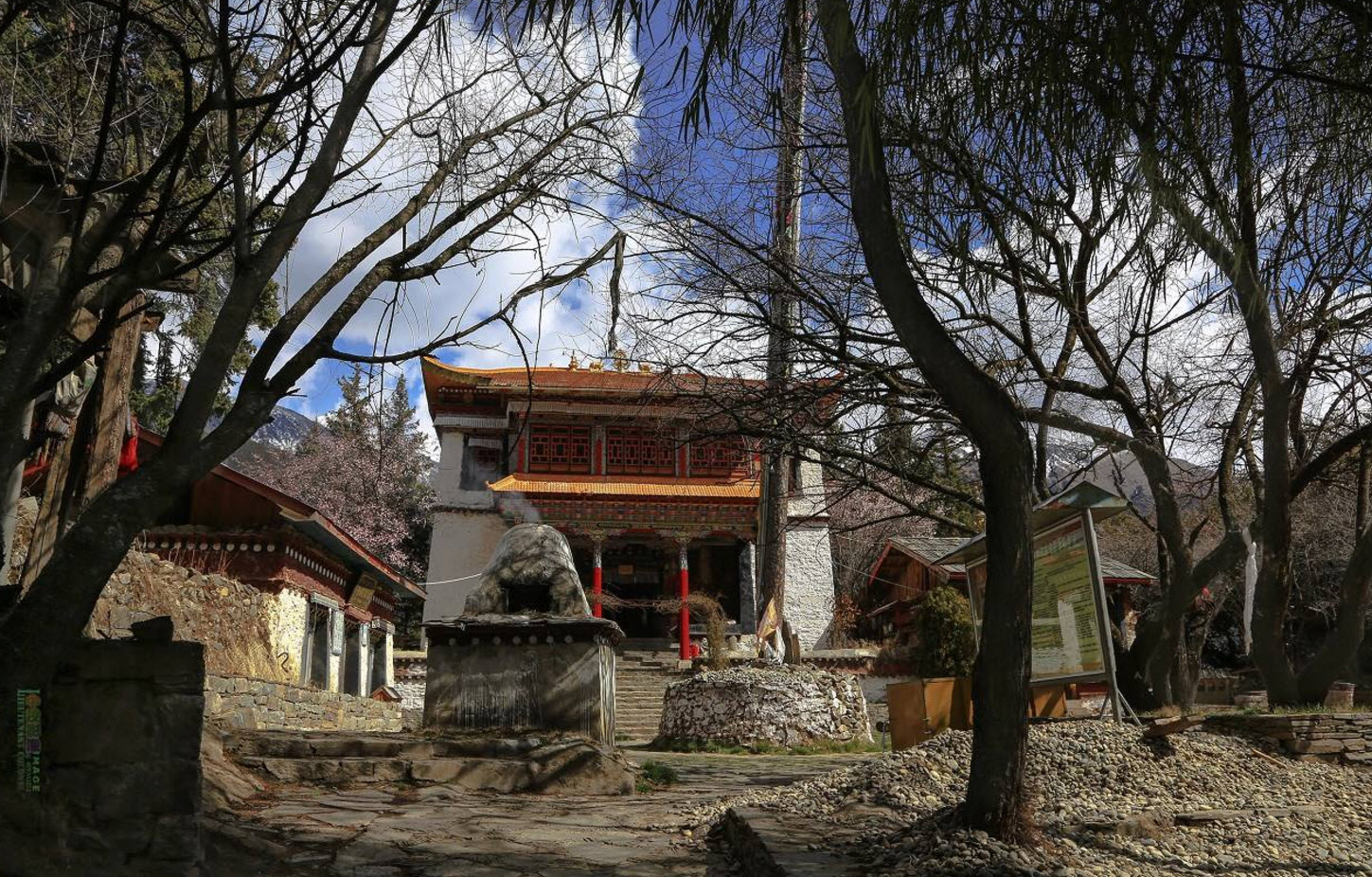坐落在巴松措湖心岛扎西岛上的措宗贡巴寺