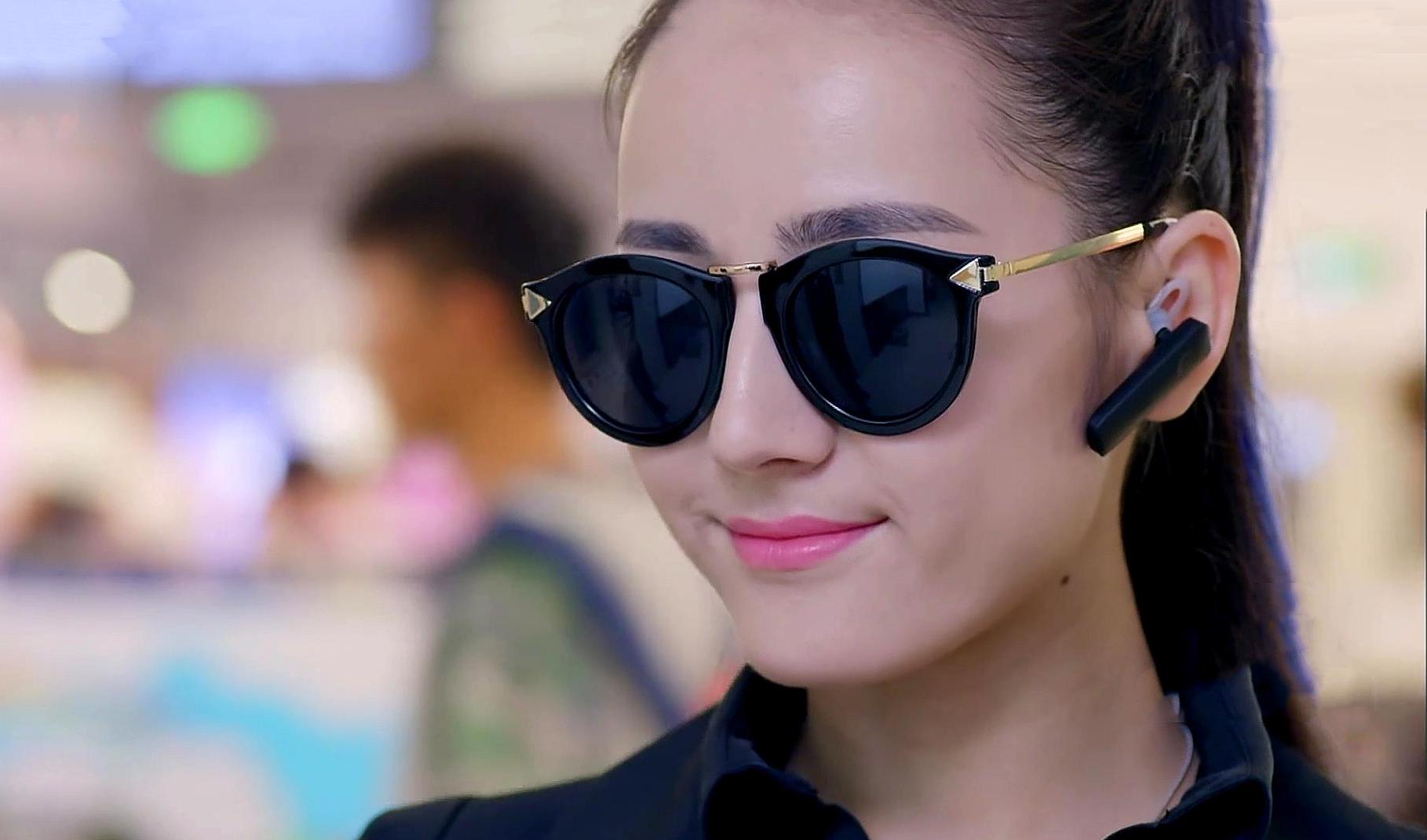 "胖迪"好拽!迪丽热巴耍酷——黑皮衣配大墨镜,帅到屏幕前