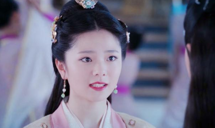 还记得《陈情令》中的秦愫吗?如今浓妆仙女裙,美得像个公主!