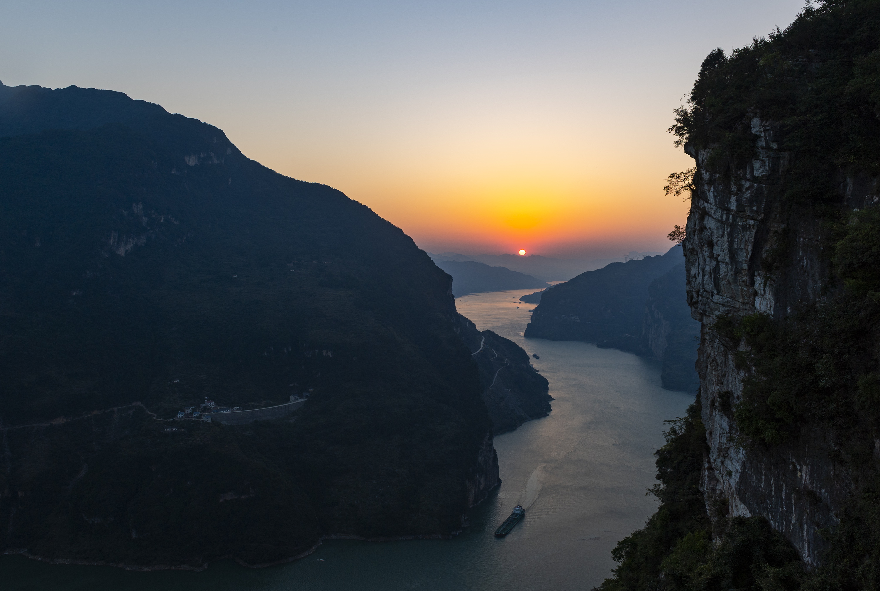 日出三峡