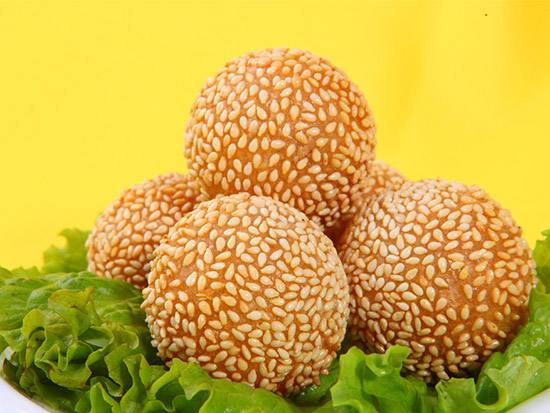 芝麻团这样做,不开裂不发硬,一次就能成功