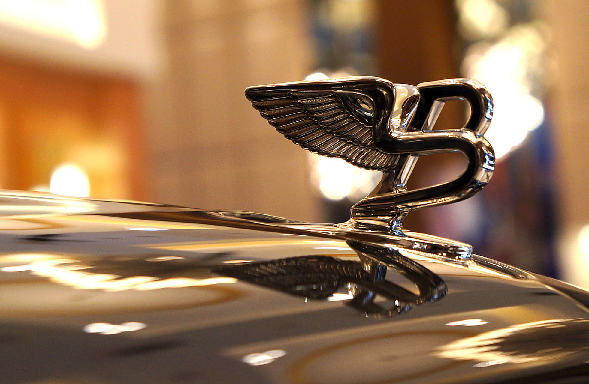 然而,一位闹婚的女子在婚礼上捣乱,将车标上的小金人掰断.